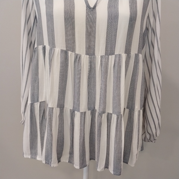 Staccato Gray and White peplum long sleeve v neck Blouse Size Small 100% Rayon - Picture 3 of 14